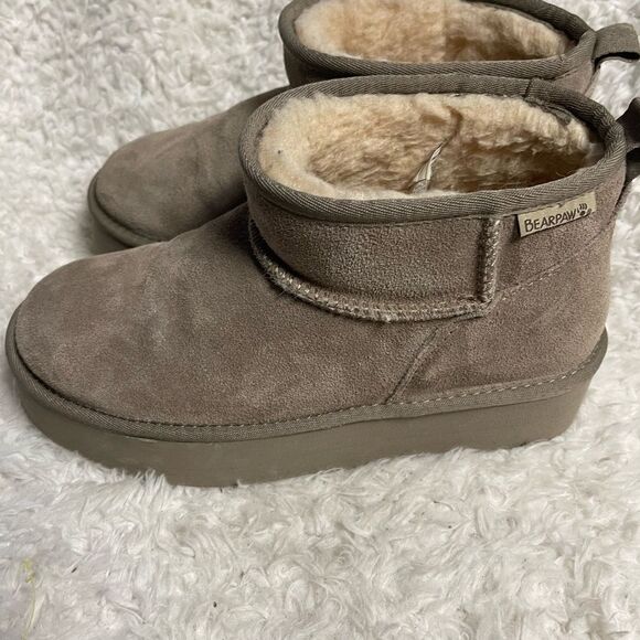 BEARPAW
WOMENS RETRO SHORTY LEATHER SUEDE TAUPE PLATFORM FUR BOOT SZ10 - Picture 3 of 16